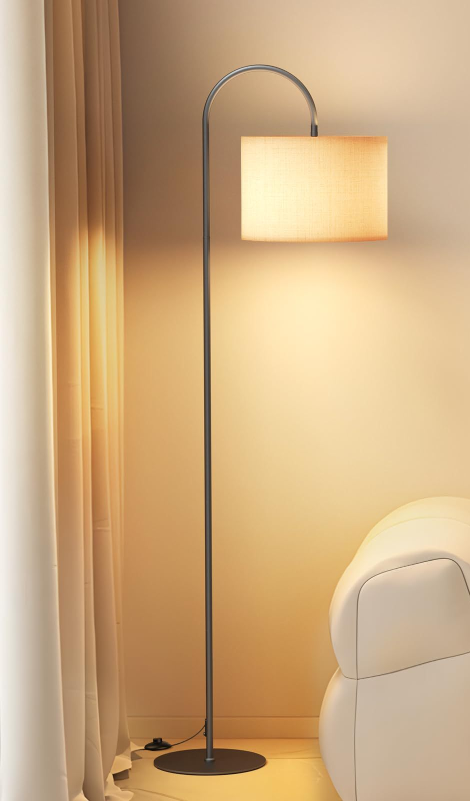 Step-by-step guide on how to assemble a floor lamp with illustrations and text.